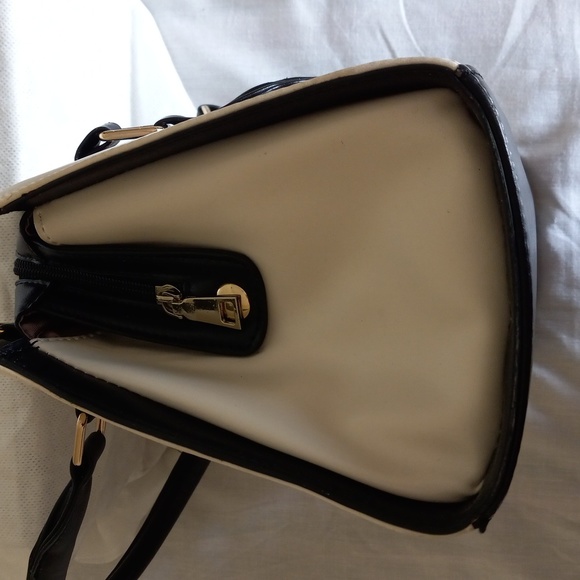 Handbag - Picture 8 of 15